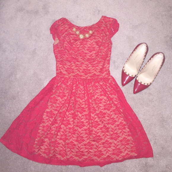 Beautiful red lace dress 😍
