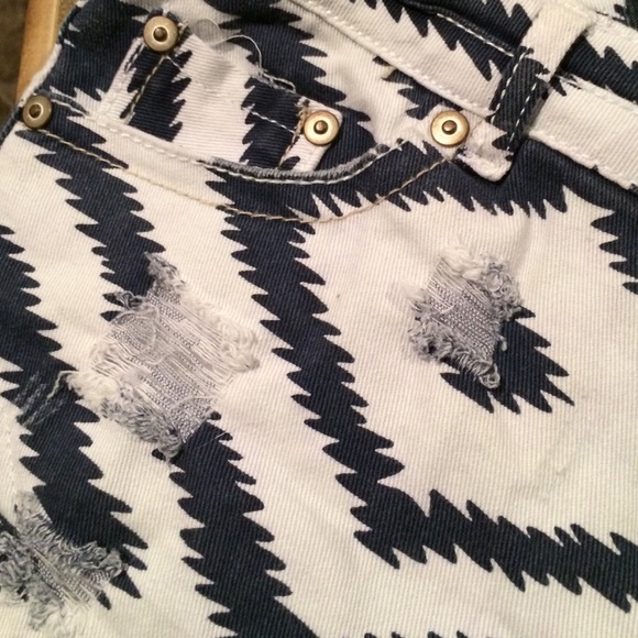 Shorts - Picture 3 of 4