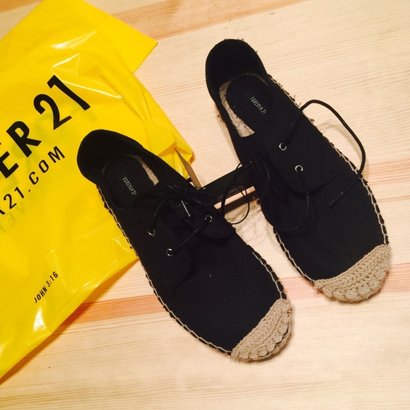 Forever 21 Size 8 black canvas flats