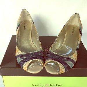 Open toe, stripes, small wedge heel shoes w/ bows