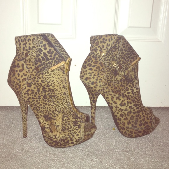 Cute Cheetah Heels 😺