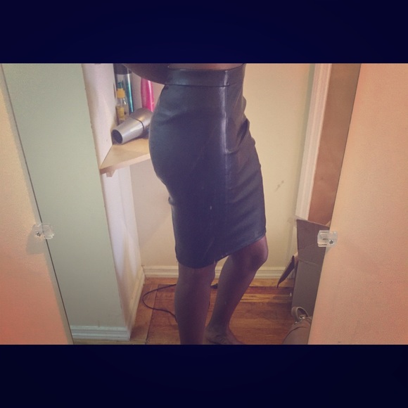 Cute black faux leather SKIRT!!  Cute fall item!