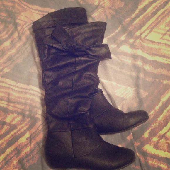 Black boots size 8