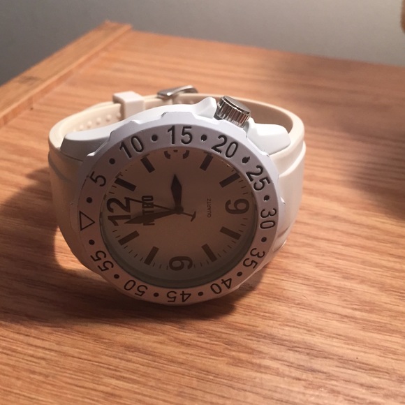 White watch barely worn - Picture 3 of 4