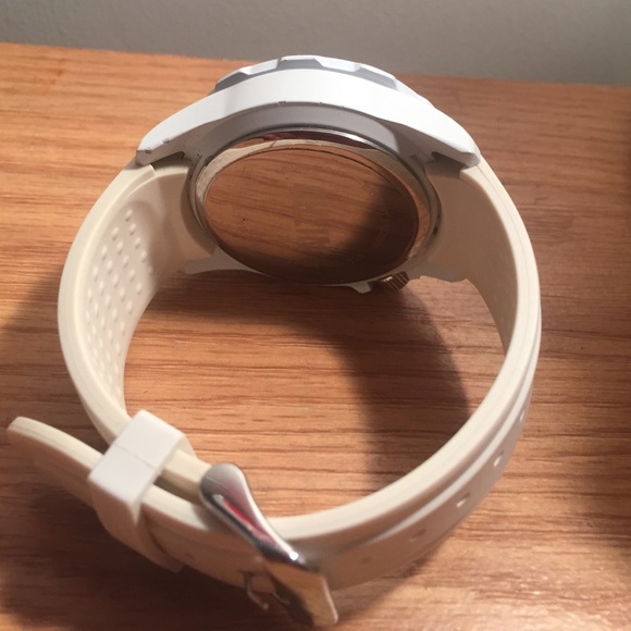 White watch barely worn - Picture 4 of 4