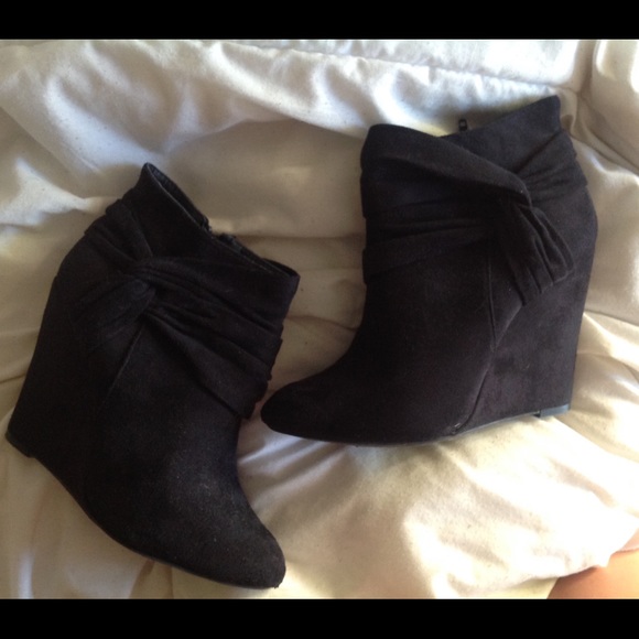 Black wedges