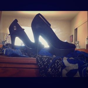 Cute ankle strap platform suede heel👍❤️