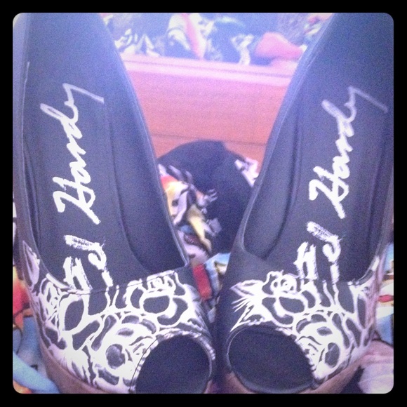 Cute Ed Hardy wedge... Great with jeans❤️😘