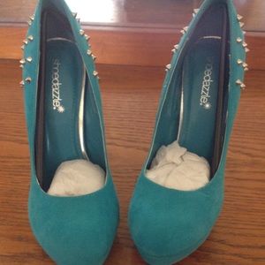 Turquoise spiked heel.... Makes an outfit POP😜😘