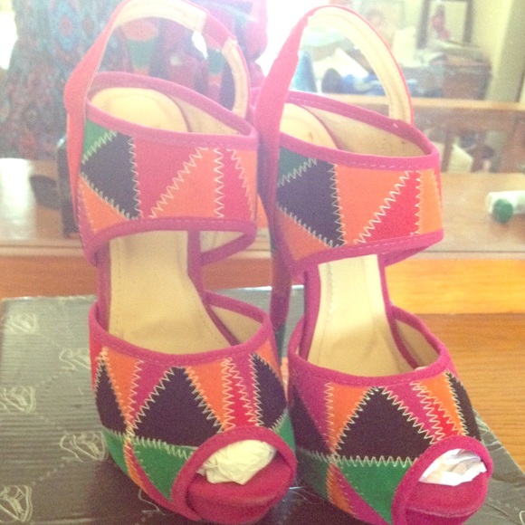 Multi colored plat heel