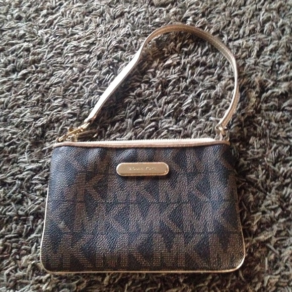 Michael Kors Clutches & Wallets - Michael Kors Wristlet