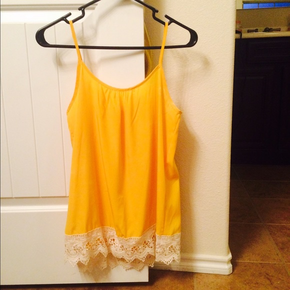 Yellow lace trim tank - Picture 1 of 1