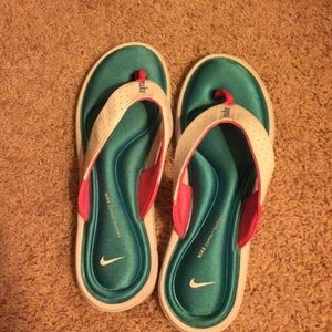 Nike comfort foothead flip flops