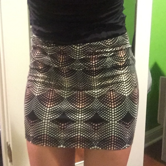 Patterned body con skirt!