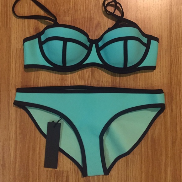 TRIANGL SWIMWEAR SET // SMALL