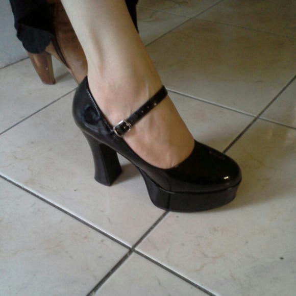 Shoes - Picture 2 of 2