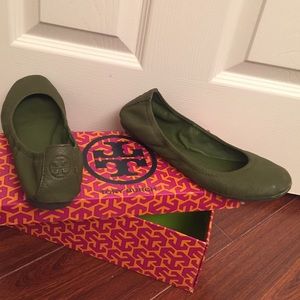 ⭐️$ drop⭐️ Tory Burch Eddie ballet flats olive 7.5