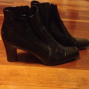 BEAUTIFUL BLACK ETIENNE AIGNER BOOTIES!