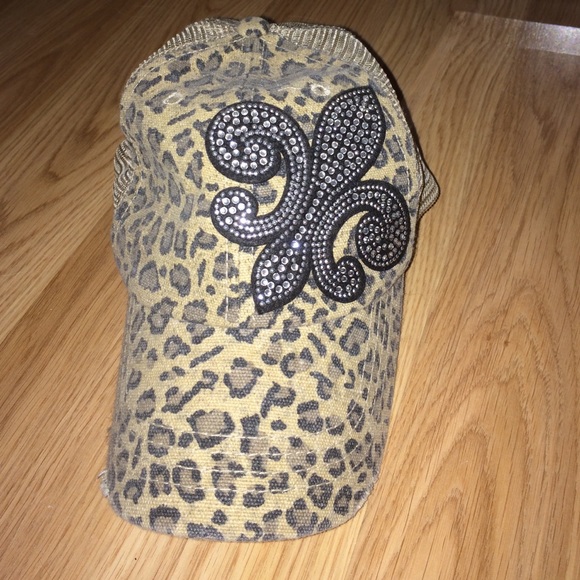 Buckle hat