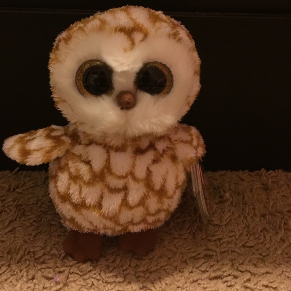 A beanie boo that has a tag protecter