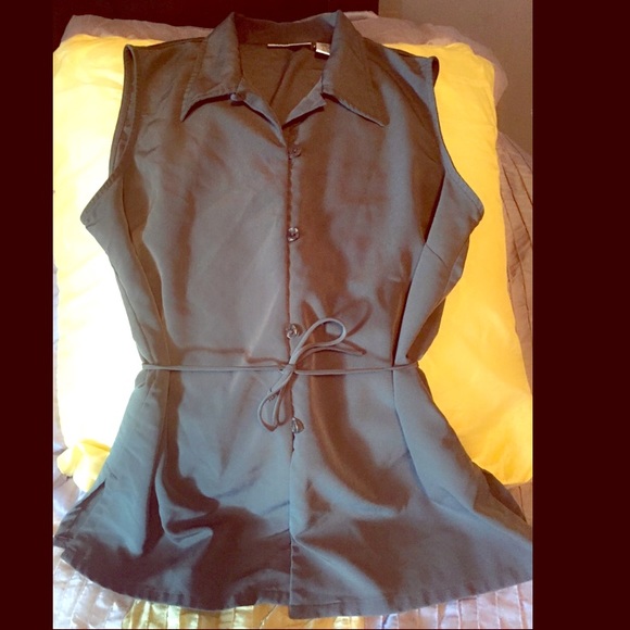 Dressy dark green Kathy Lee medium top.