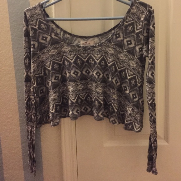 Grey/white designed crop top with long sleeves