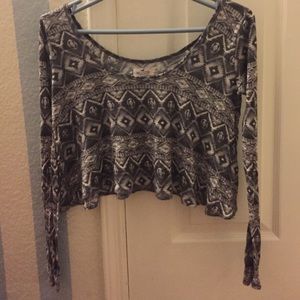 Grey/white designed crop top with long sleeves
