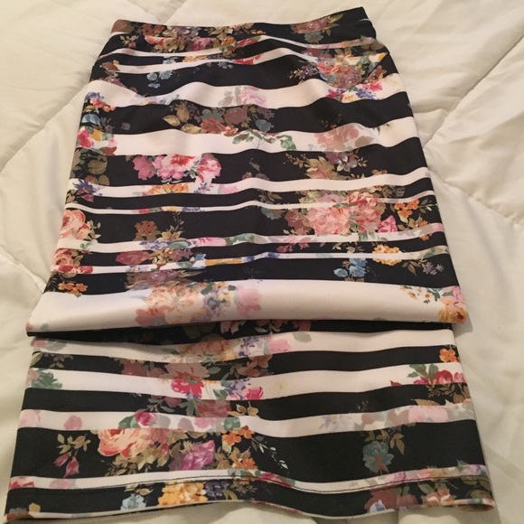 Fitted flowered Skirt