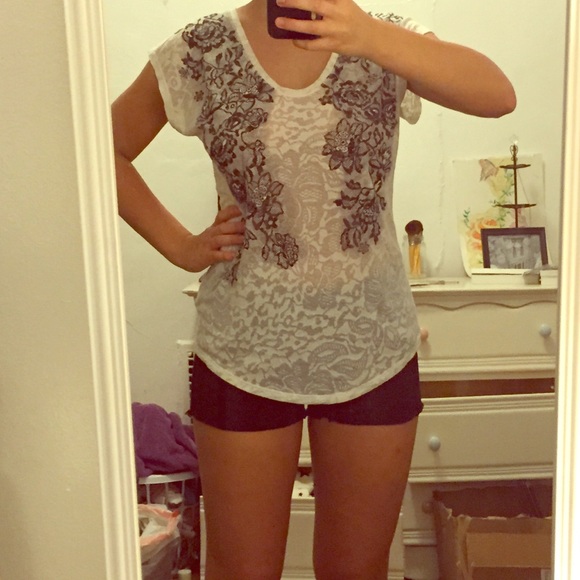 v-neck tee