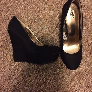 Black wedges