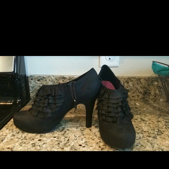 Size 8 Madden Girl Raleigh suede booties