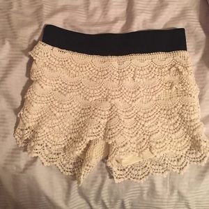 Crochet shorts (cream colored)
