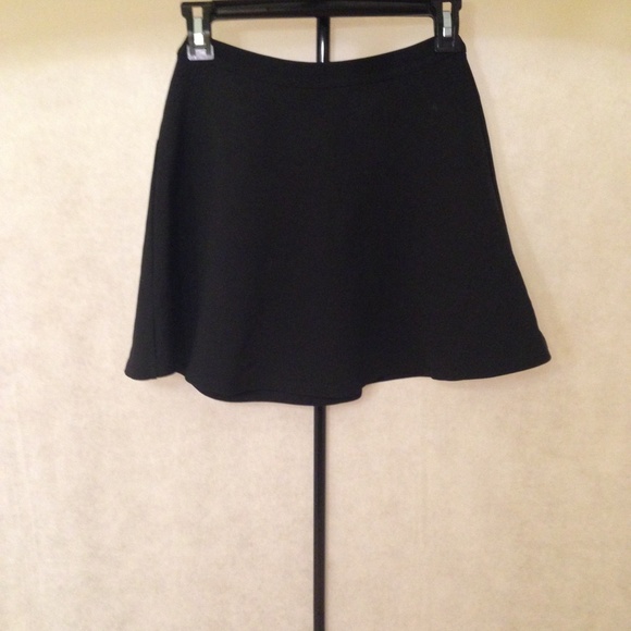 Black zip back skater skirt - Picture 1 of 2