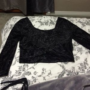 black long sleeve crop top