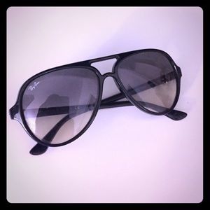 Authentic Ray-Ban sunnies 😎 black