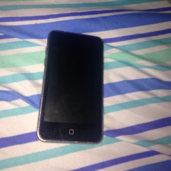 1st generation iPod touch has a small crack