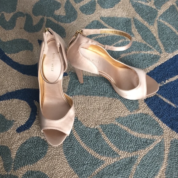 Nine West Gold heels with glitter bottoms