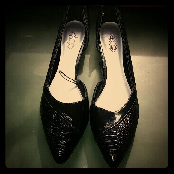 NWOT Torrid pointed toe black snakeskin flats