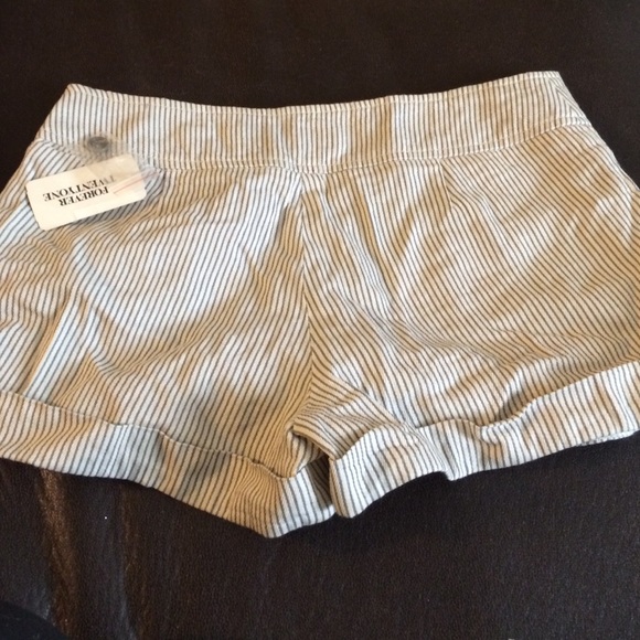 Forever 21 semi high waisted shorts! Nwt! - Picture 2 of 2