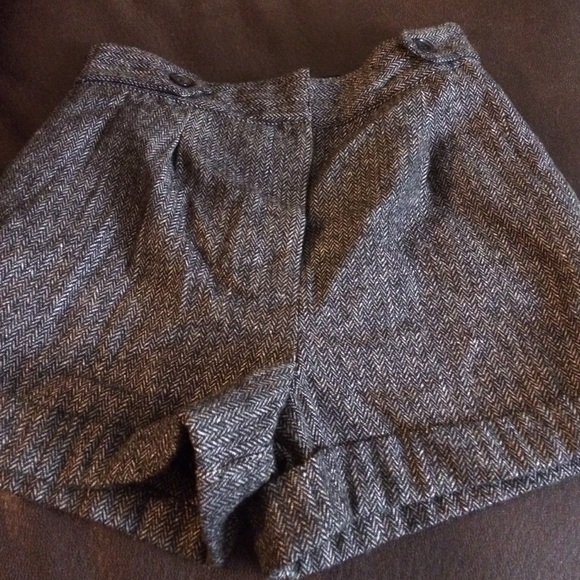 Super cute! Wool-like high waisted shorts!