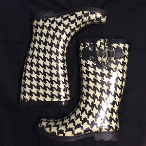 Houndstooth rain boots!!