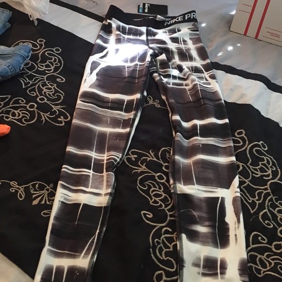 ❌❌SOLD SOLD ❌❌Nike pro tights SZ small NWT