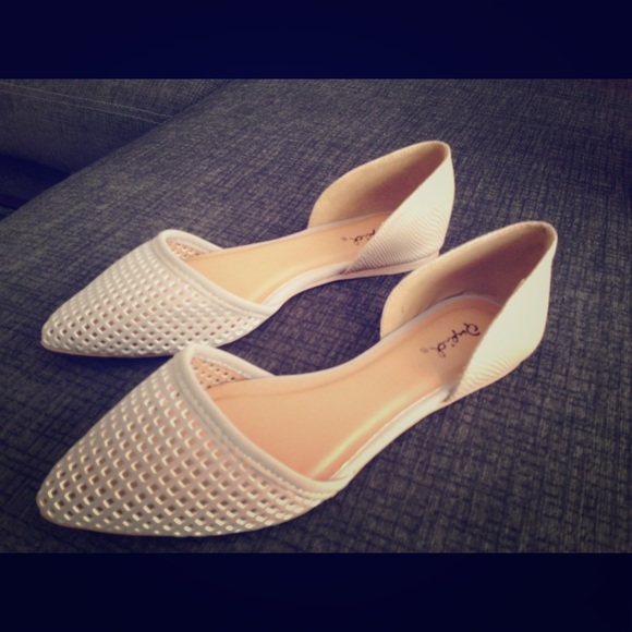 New with tag cream color size 6.5