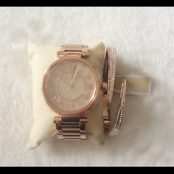 SALE!!!! 🎉🎉  NWT Michael Kors bracelet!