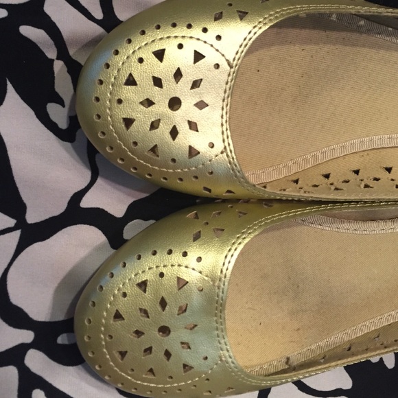 Gold shoes - Picture 2 of 2