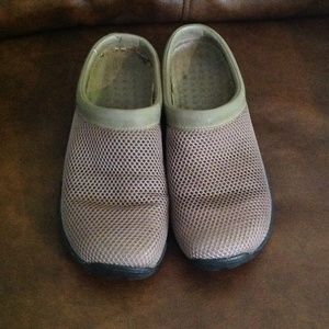 Merrell women's clogs
