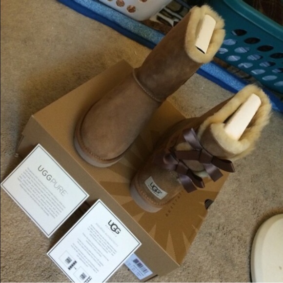 Bailey bow chestnut uggs - Picture 1 of 3