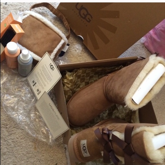 Bailey bow chestnut uggs - Picture 3 of 3