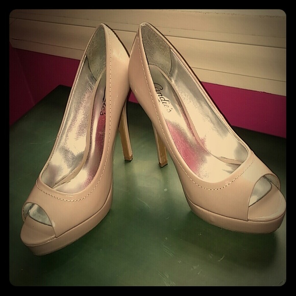 Candie's nude peep toe pump