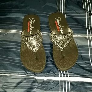 Skechers Yoga Foam flip flops